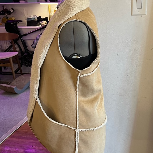 NWOT, Athleta, Faux Tan Suede Sherpa Vest, L/XL - Picture 2 of 11